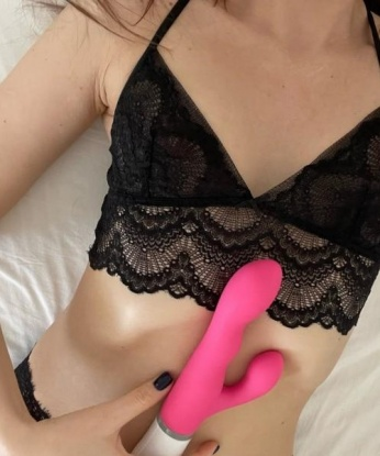 Я живу в Москве, городе с бесконечными возможностями. Мои услуги охватывают все твои фантазии и желания. Я знаю, как доставить незабываемое удовольствие и утолить твою страсть. Мои фото – это лишь малая часть моей раскрепощенности и сексуальности. Мой опыт и мастерство подтверждаются отзывами моих довольных клиентов. Уверяю тебя, со мной ты окунешься в мир блаженства и наслаждения. 🌟💋 13579, 27 лет